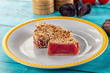 Tuna tataki with sesame seeds