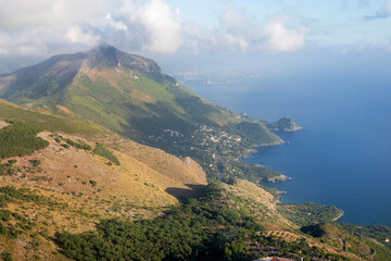 Panorama con montagne e mare