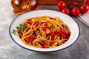 Spaghetti with mussels and tomato