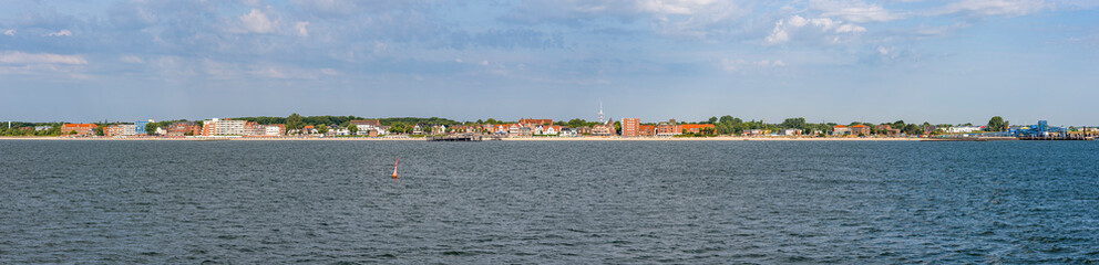 Panoramafoto von Wyk auf Föhr bei schönem, sonnigen Wetter mit Strandpromenade, Hafen und...