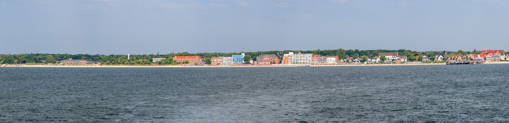 Panoramafoto von Wyk auf Föhr bei schönem, sonnigen Wetter mit Strandpromenade, Hafen und...