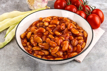 White baked bean in tomato sauce