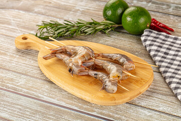 Raw shrimp skewer for grill