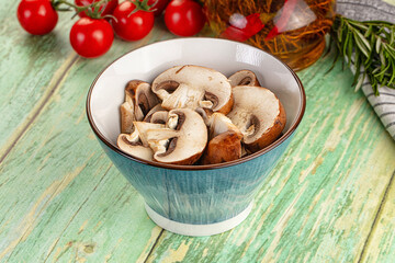 Sliced raw brown royal champignon