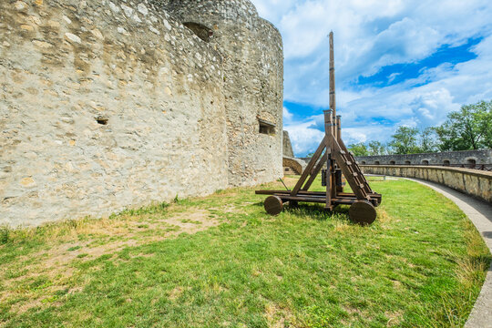 Trebuchet in der Burg Trenč&iacute;n, Kulturhauptstadt 2026, Trenč&iacute;n, Slowakei