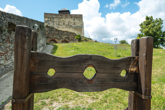 Stockade, mittelalterliches Folterinstrument, Burg Trenč&iacute;n, Kulturhauptstadt 2026, Trenč&iacute;n, Slowakei