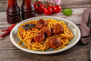 Meatballs with tomato sauce and spaghetti