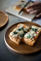 切り分けたピザトーストを木の器に並べたところ