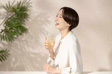 Fotobehang ハーボール　女性 © naka