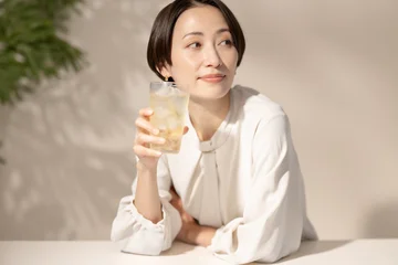 Fotobehang ハーボール　女性 © naka