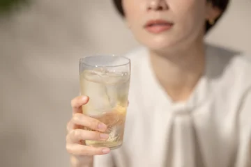 Fotobehang ハーボール　女性 © naka
