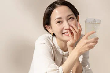 Fotobehang ハーボール　女性 © naka