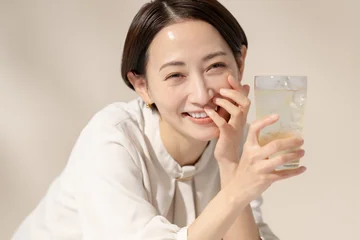 Fotobehang ハーボール　女性 © naka