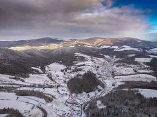 Lot nad Milikiem o zachodzie słońca zimą. Widok na ośnieżone szczyty. © rogozinski
