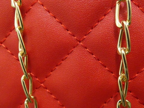 Textura con rombos de color rojo con cadenas doradas a los lados 