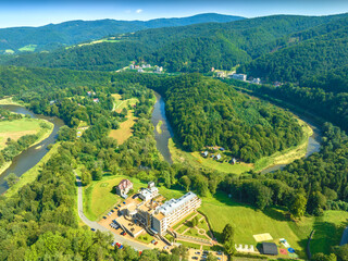 Lot nad Łopatą Polską w Żegiestowie-Zdroju latem. Krajobraz z góry.