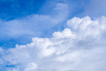 夏の青空と白い雲