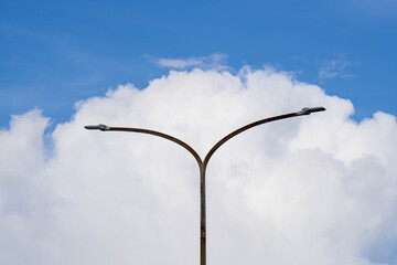 雲を割る街灯