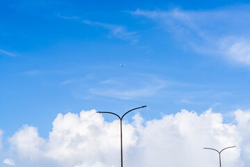 飛行機と街灯と、夏の空