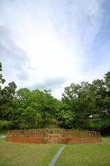 自然広がる公園のステージ