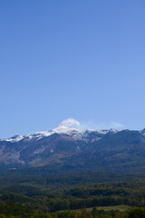初冠雪の活火山の山頂　十勝岳
