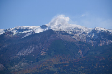 初冠雪の活火山の山頂　十勝岳

