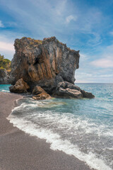 Scoglio in mezzo al mare
