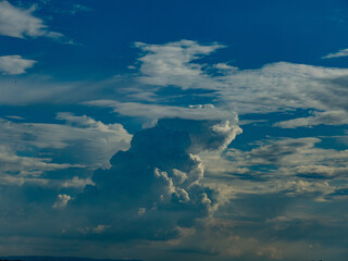 Bizarre Wolkengebilde am Abendhimmel