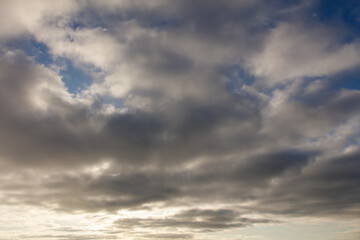 Obraz premium The sky is cloudy and the sun is shining through the clouds