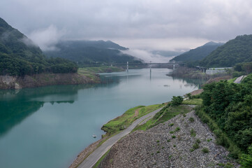 朝霧が漂う群馬県の八ッ場ダムの朝