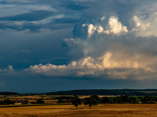 Bizarre Wolkengebilde am Abendhimmel