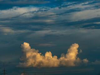 Bizarre Wolkengebilde am Abendhimmel