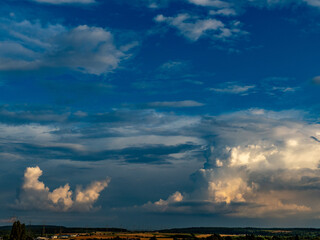 Bizarre Wolkengebilde am Abendhimmel