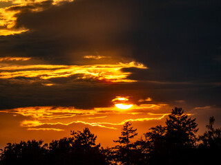 Wolkenhimmel bei Sonnenuntergang