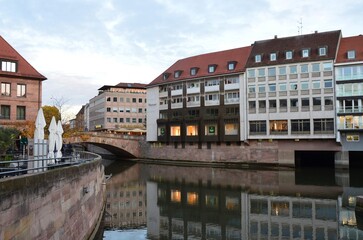 Obraz premium Nuremberg, Germany 10.16.2019: The River Pegnitz in Nuremberg from the Trödelmarkt IslandNuremberg, Germany 10.16.2019: The River Pegnitz in Nuremberg from the Trödelmarkt Island