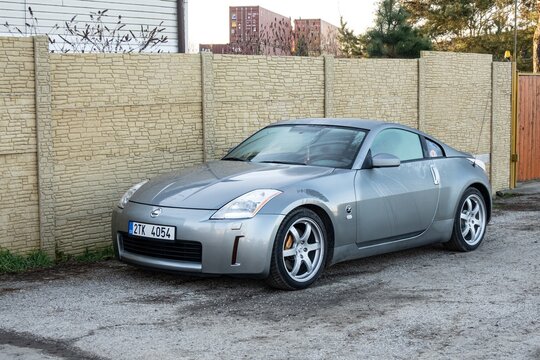 Nissan 350Z Z33 Japanese silver coupe parked on street