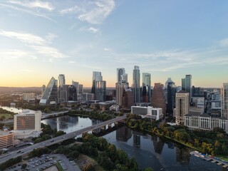 Naklejka premium Beautiful Austin skyline during sunset with a stunning aerial drone view 