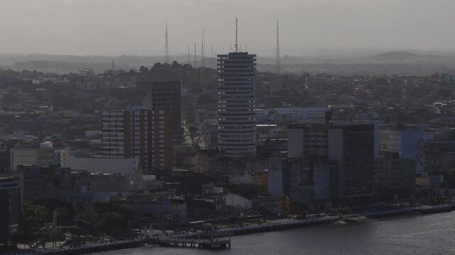 Imagem a&eacute;rea da cidade de Aracaju com destaque para o edif&iacute;cio Maria Feliciana, um dos marcos do centro da capital sergipana.