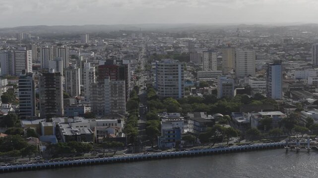 Vista a&eacute;rea lateral de Aracaju em 4K, com destaque para o Largo da Gente Sergipana e a regi&atilde;o central da capital sergipana.