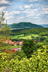 Fränkische Schweiz mit Blick zum Walberla und Ortschaft mit roten Dächern im Vordergrund, Bayern,...