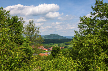 Fränkische Schweiz mit Blick zum Walberla und Ortschaft mit roten Dächern im Vordergrund, Bayern,...