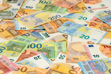 Viele Euro Banknoten liegen zusammen auf einem Haufen