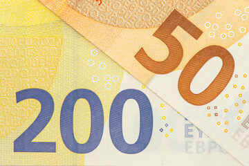 Viele Euro Banknoten liegen zusammen auf einem Haufen
