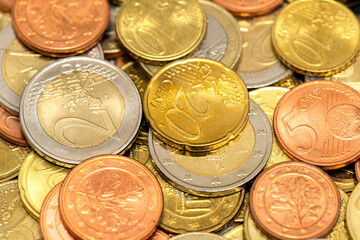 Viele Euro Münzen liegen zusammen auf einem Haufen