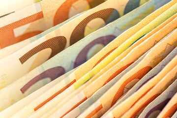 Viele Euro Banknoten liegen zusammen auf einem Haufen