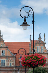 Latarnia i kwiaty w mieście 