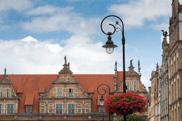 Latarnia i kwiaty w mieście 