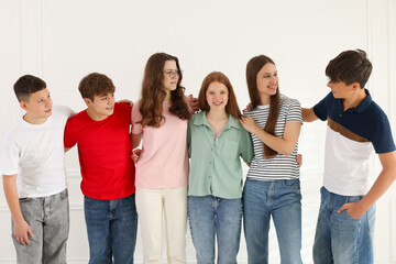 Obraz premium Group of happy teenagers posing together indoors