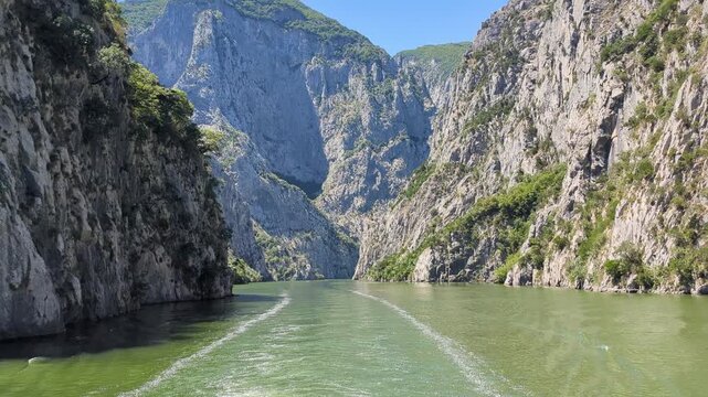 Komanstausee Albanien Fahrt mit der Autof&auml;hre von Fierze nach Koman
