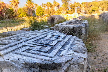 Marmorplatte mit griechischen Symbolen